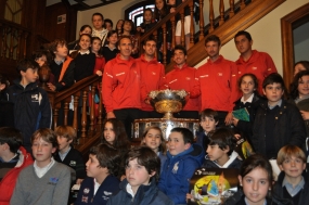 La Seleccin Espaola Mapfre con nios de la escuela del RCT Oviedo, © RFET