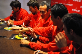 La Seleccin Espaola Mapfre firmando autgrafos, © RFET