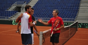 Marcel Granollers y Nicolás Almagro entrenándose con Álex Corretja, © RFET