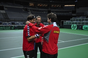 David Ferrer y Javier Piles felicitan a Marc Lpez, © RFET