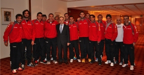 La Seleccin Espaola Mapfre con el embajador en Praga, © RFET