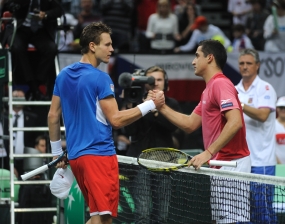 Nicols Almagro saluda a Tomas Berdych, © RFET