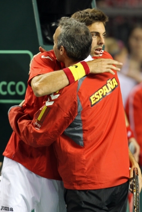Marcel Granollers abraza a lex Corretja, © Kyle Clapham
