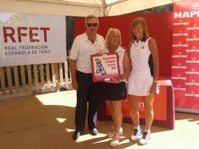 Jos M Fuster y Patricia Armet, del Comit de Veteranos de la RFET, con la capitana del CC Villa de Madrid +60, © RFET