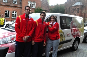 El equipo español de Copa Davis con el vehículo oficial Peugeot, © RFET