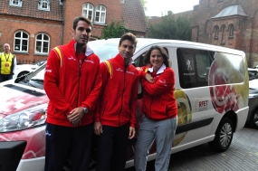 El equipo espaol de Copa Davis con el vehculo oficial Peugeot, © RFET