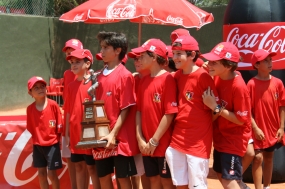 Pedro Domnguez con los voluntarios, © RFET