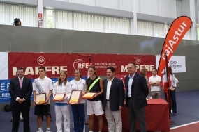 Campeones y finalistas con autoridades, © RFET