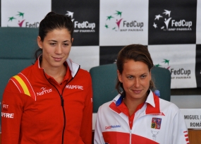 Garbiñe Muguruza y Barbora Strycova, © RFET