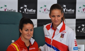 Lara Arruabarrena y Karolina Pliskova, © RFET