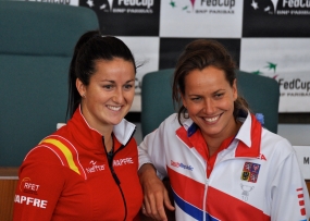 Lara Arruabarrena y Barbora Strycova, © RFET