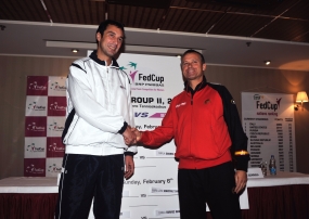 Miguel Margets saluda al capitn estonio, © RFET
