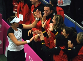 Mª José Martínez celebra su victoria sobre Kaia Kanepi con el resto del equipo, © RFET