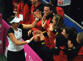 M Jos Martnez celebra su victoria sobre Kaia Kanepi con el resto del equipo, © RFET