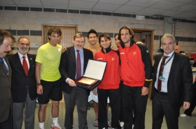 La Seleccin Espaola Mapfre entrega una placa al Secretario de Estado para el Deporte, Jaime Lissavetsky, © RFET