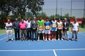 Campeones y finalistas con autoridades, © Elitenis
