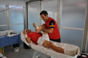 David Ferrer en su recuperacin con el fisio, © RFET