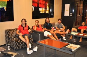 Los integrantes de la Selección Española Mapfre siguiendo por TV la final de Rafael Nadal en el US Open, © RFET