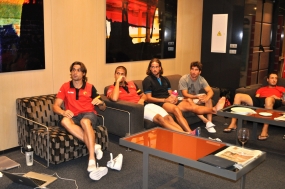 Los integrantes de la Seleccin Espaola Mapfre siguiendo por TV la final de Rafael Nadal en el US Open, © RFET
