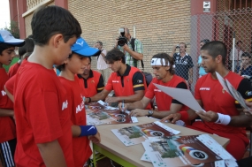 Los jugadores espaoles firmando autgrafos a nios, © RFET