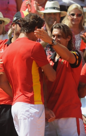David Ferrer felicita a Rafael Nadal tras el punto decisivo de las semifinales, © RFET