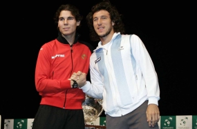 Rafael Nadal y Juan Mnaco, © RFET