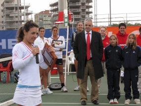 Nuria Llagostera, recibiendo una placa en reconocimiento a su carrera, © RFET
