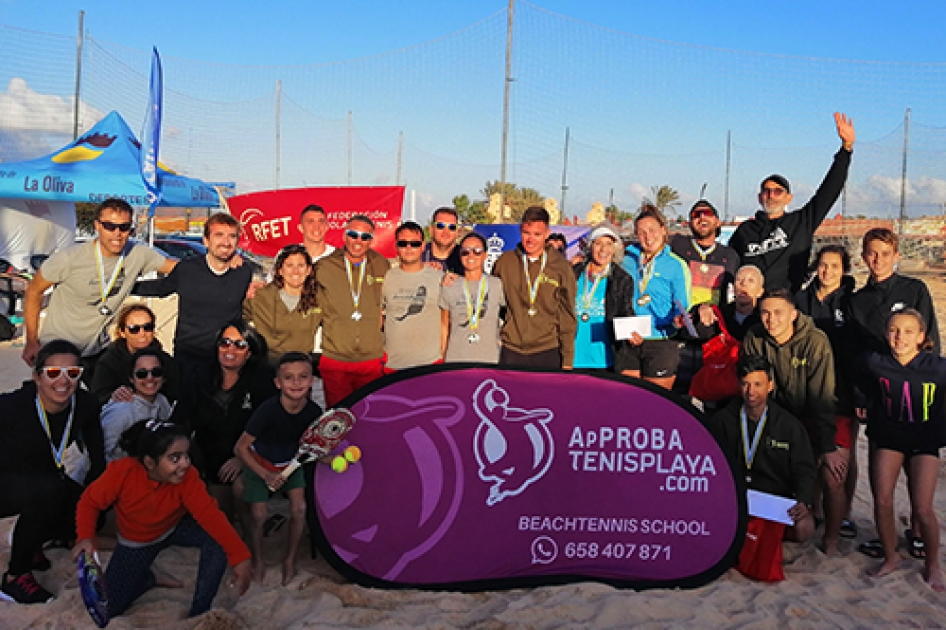 Victorias de Javier Gonzlez / lvaro Machn y Noa Faras / Anila Robok en los internacionales de tenis playa de Fuerteventura