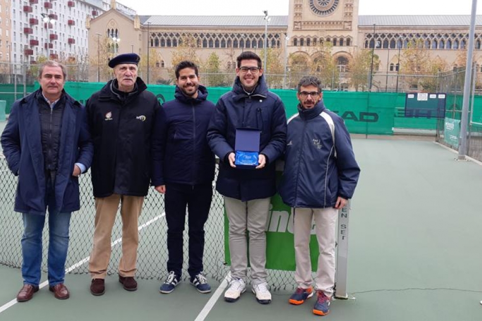 Eduardo Blnquez recibe en Zaragoza el premio al rbitro Nacional Ms Destacado del Ao