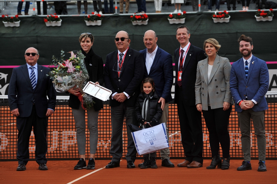 M Jos Martnez recibe el homenaje de la RFET durante la Fed Cup en La Manga