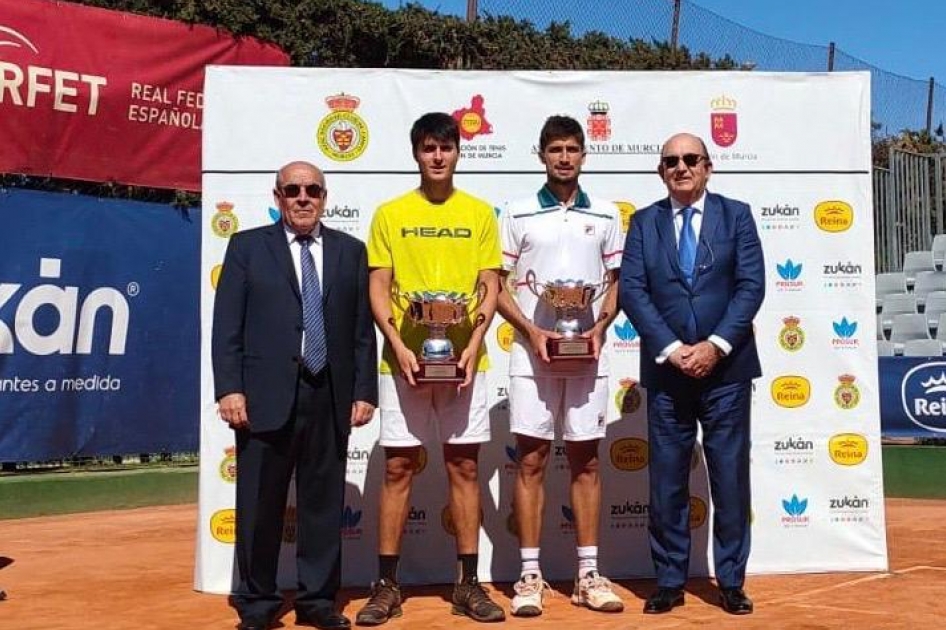 Pablo Llamas gana su primer título profesional en Murcia con 17 años