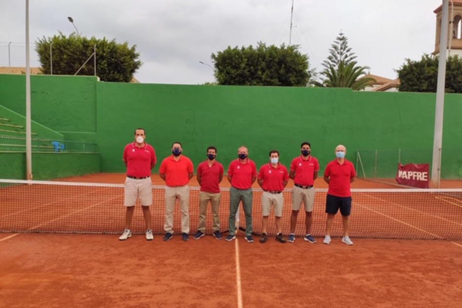 Equipo arbitral en la vuelta del circuito mundial ITF World Tennis Tour en Melilla