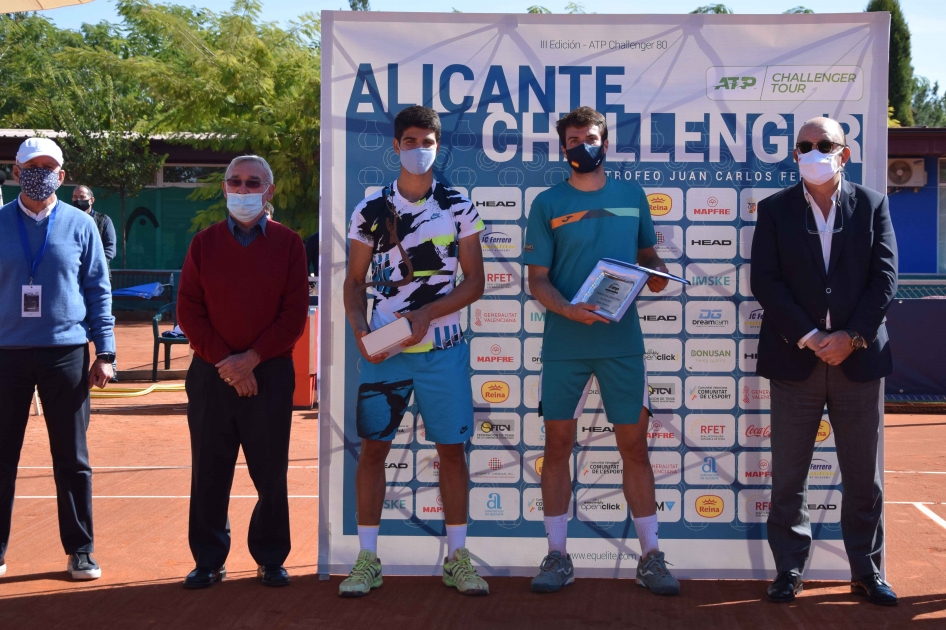 Carlos Alcaraz extiende su racha con un nuevo Challenger en Alicante ante Pedro Martínez