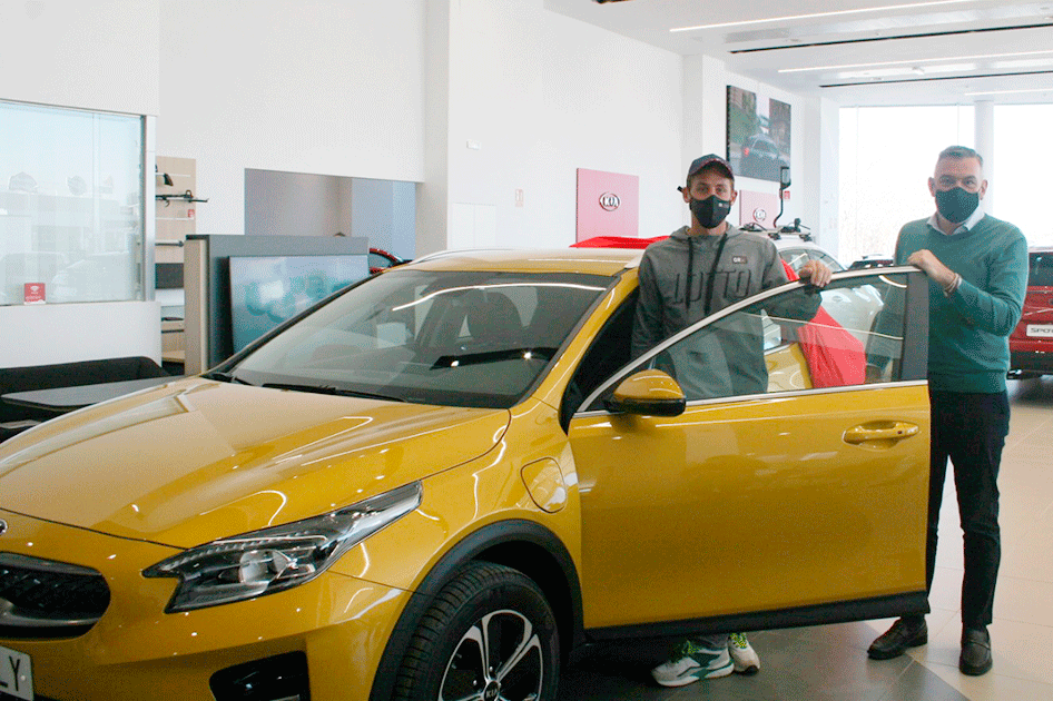 Roberto Carballs recibe el coche Kia como premio al 