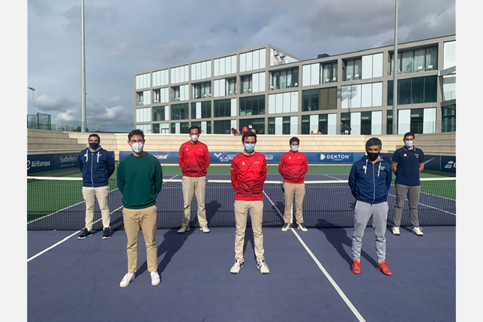 Equipo arbitral en los primeros torneos ITF masculinos de 2021 en la Rafa Nadal Academy de Manacor