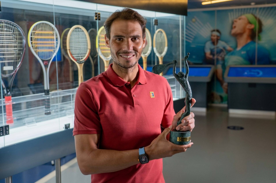 Rafael Nadal recibe el premio que le acredita como Campen del Mundo de 2019