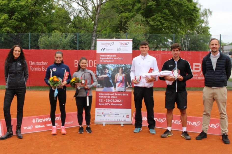 Alejandro Manzanera y Carmen Juan conquistan sus primeros ttulos en el circuito mundial jnior