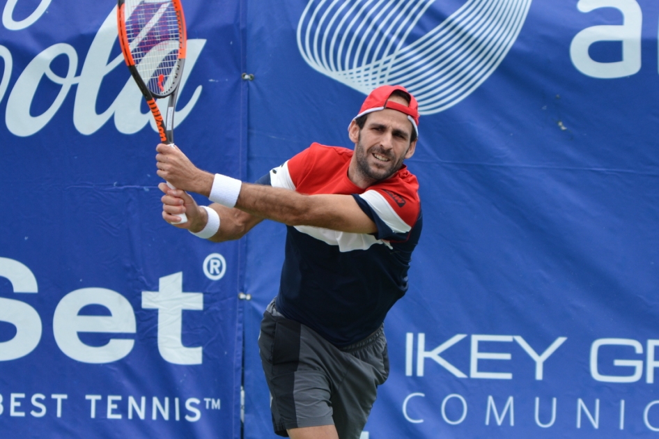 Adrin Menndez se ve superado por el francs Hugo Grenier en la final de Bakio