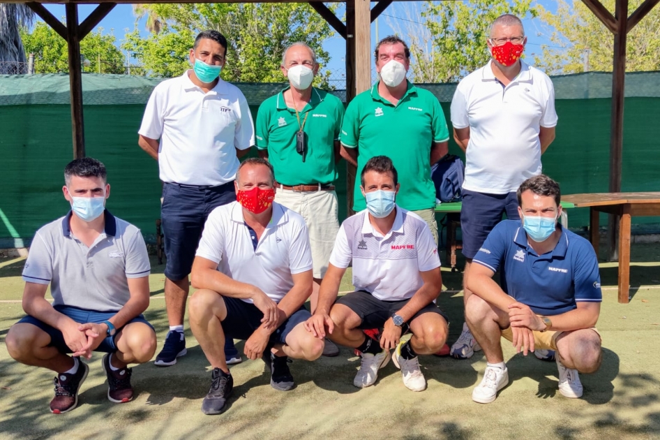 Equipo arbitral en el torneo internacional ITF masculino de Ganda