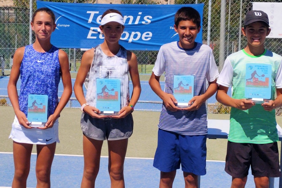 Victorias de Carla Vázquez y Adolfo Abascal en el internacional alevín de Granada Victorias de Carla Vázquez y Adolfo Abascal en el internacional alevín de Granada