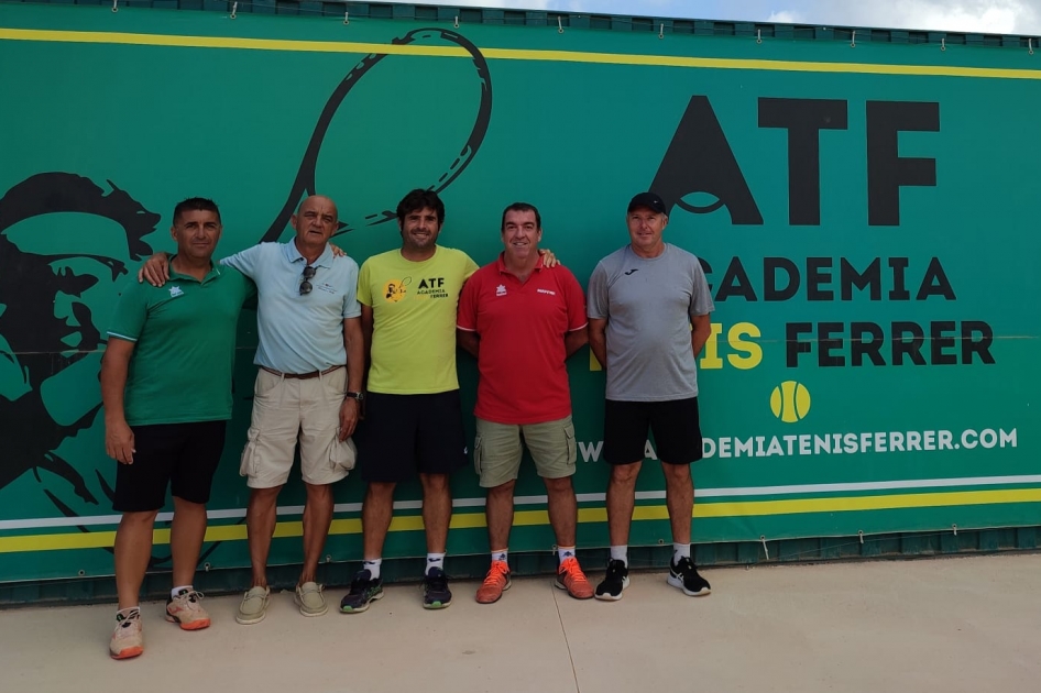 Equipo arbitral en el Tennis Europe Junior Tour de La Nucía