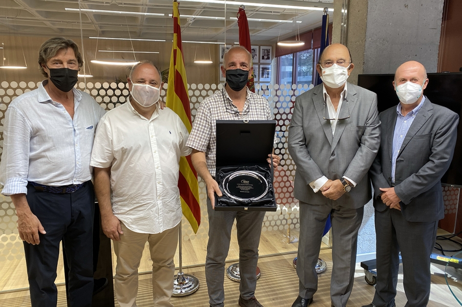 La RFET entrega una bandeja conmemorativa al CT Els Gorchs por su 50º Aniversario La RFET entrega una bandeja conmemorativa al CT Els Gorchs por su 50º Aniversario