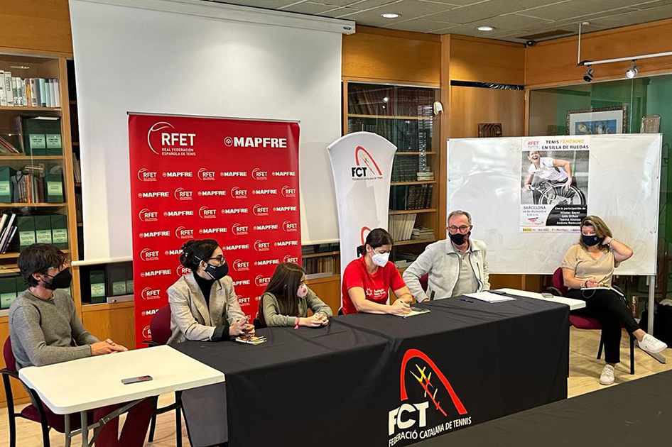 xito de la mesa redonda sobre tenis en silla de ruedas femenino en Barcelona