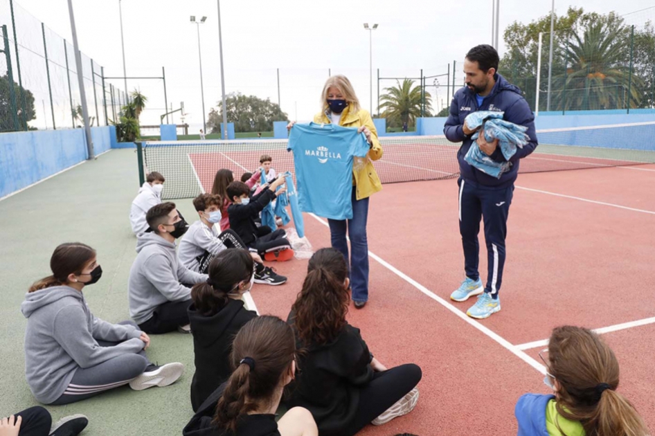 Primeros entrenamientos de los recogepelotas que participarán en la Copa Davis de Marbella
