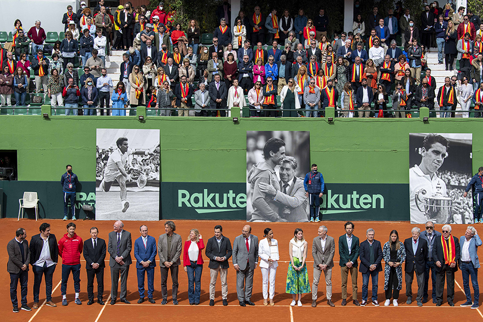 Emotivo homenaje a Manolo Santana en la Copa Davis de Marbella Emotivo homenaje a Manolo Santana en la Copa Davis de Marbella