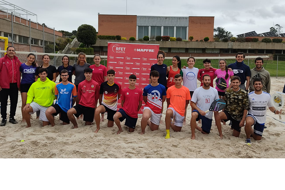 La RFET rene a los mejores jugadores de tenis playa en el CAR de Sant Cugat