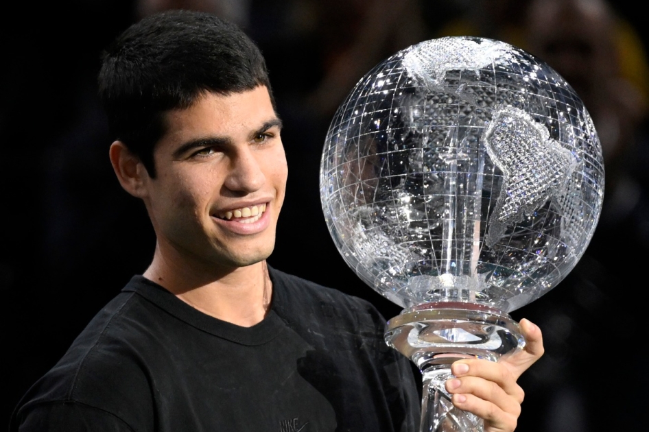 Carlos Alcaraz recibe el trofeo de N 1 mundial