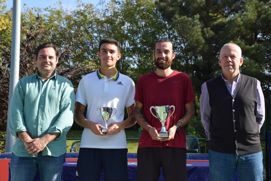 Alberto Santos se ve superado por el francs Julien Combe en la Liga MAPFRE de Touchtennis de Villena