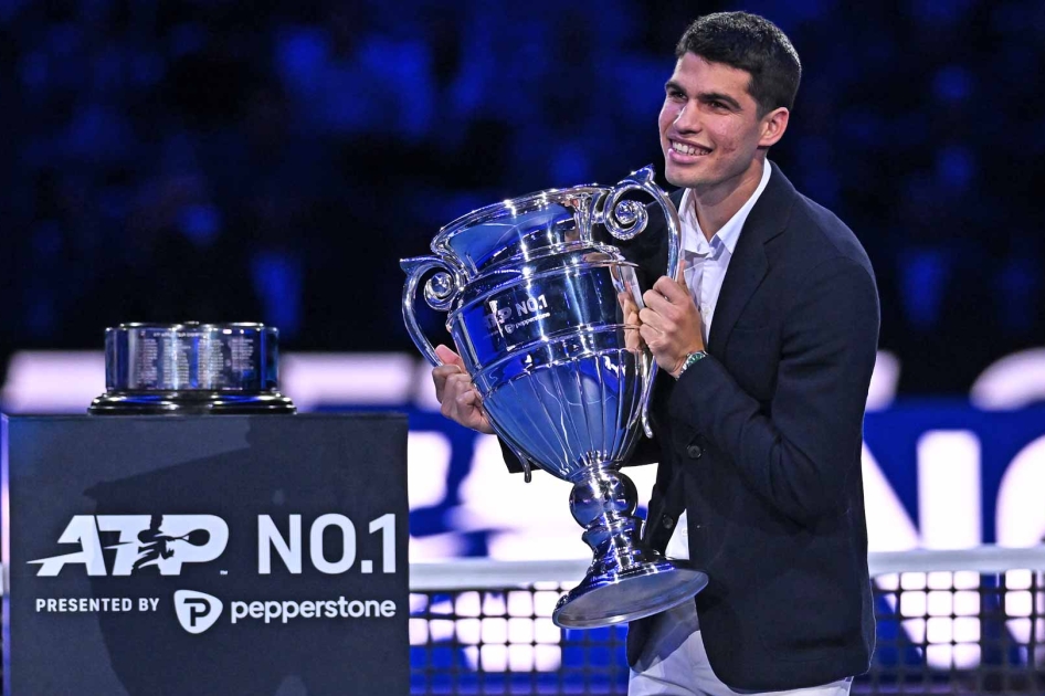 Alcaraz recibe el trofeo que le acredita como el N 1 ms joven de la historia a final de ao