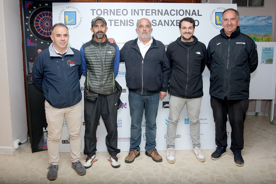 Equipo arbitral en los internacionales juveniles de Sanxenxo